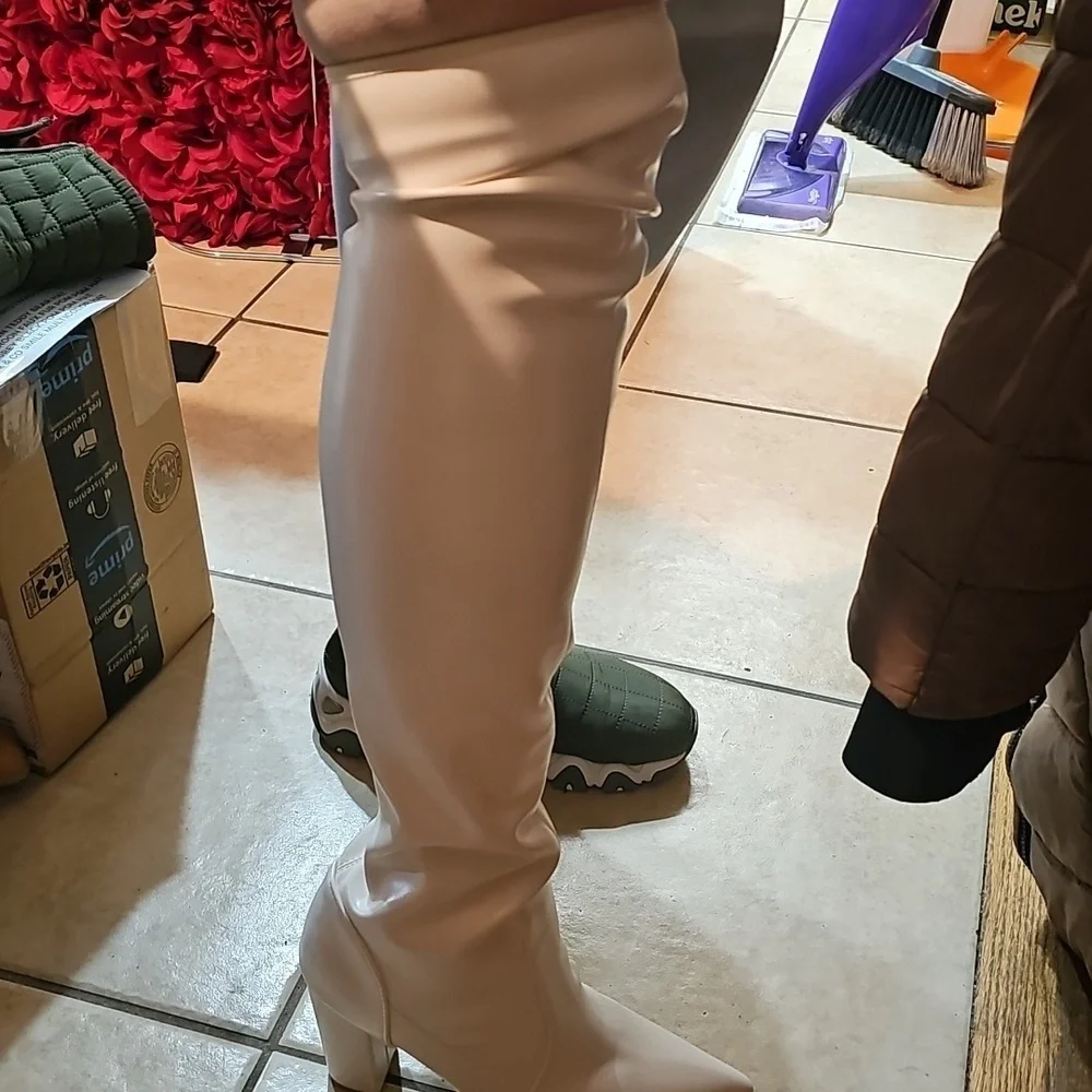 Women's NWOT Chic Over the Knee Off White Faux Leather Boots Size 41 (9)